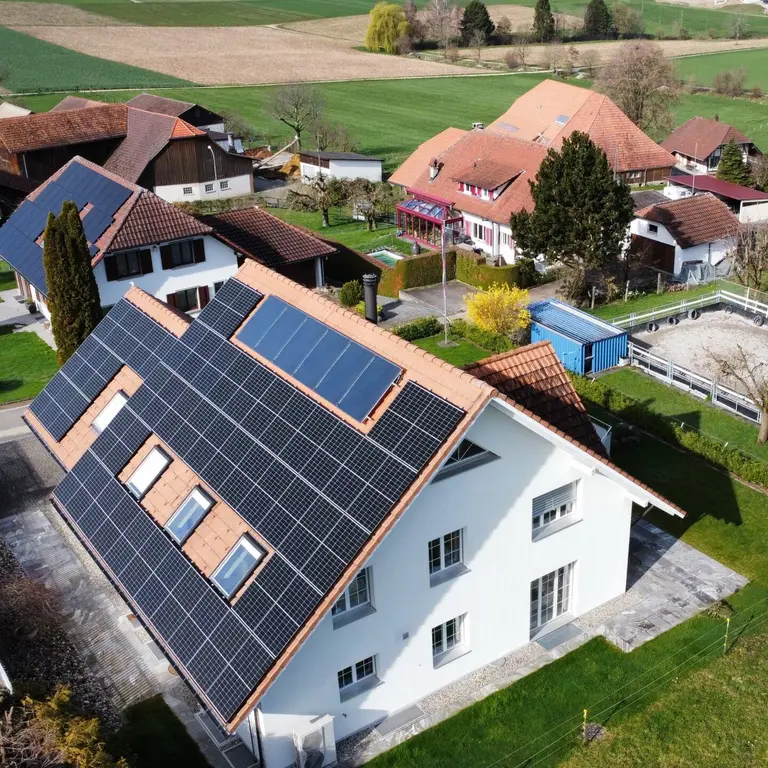 Referenzprojekt Lüterswil Photovoltaikanlage & Solarthermieanlage