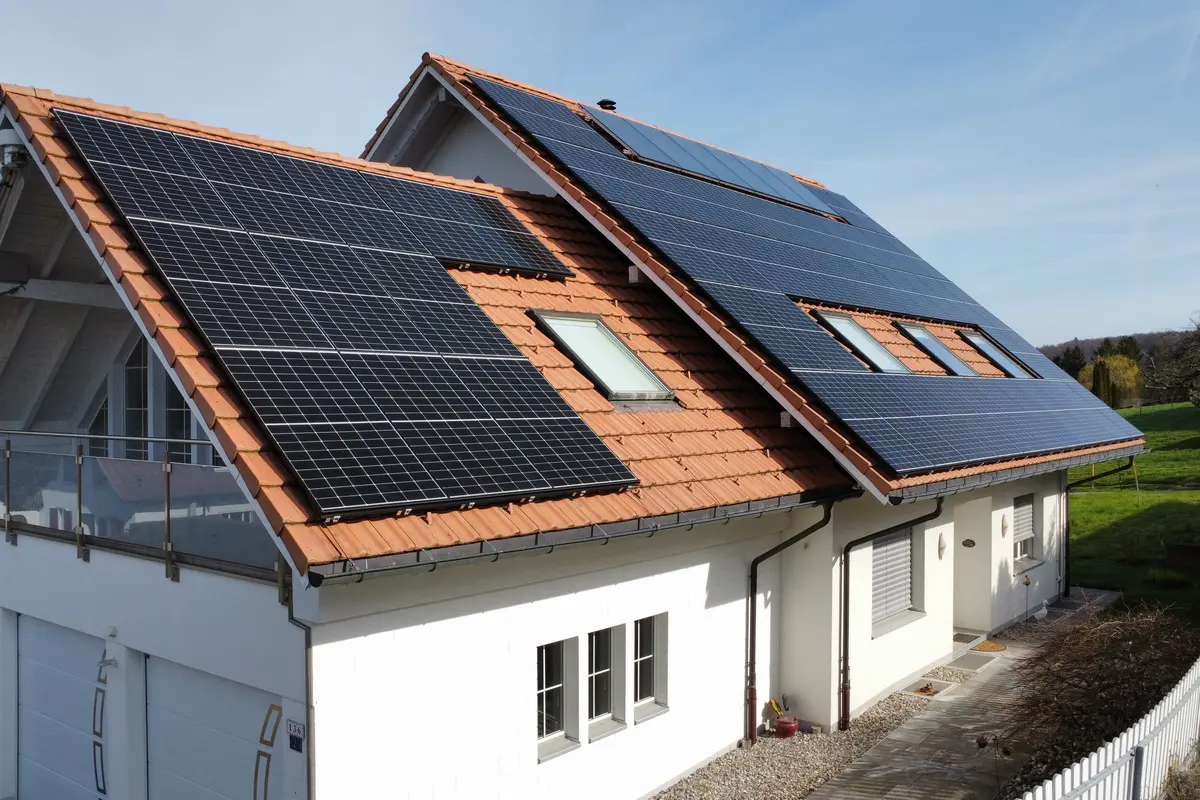 Bild Links Referenzprojekt Lüterswil Photovoltaikanlage & Solarthermieanlage