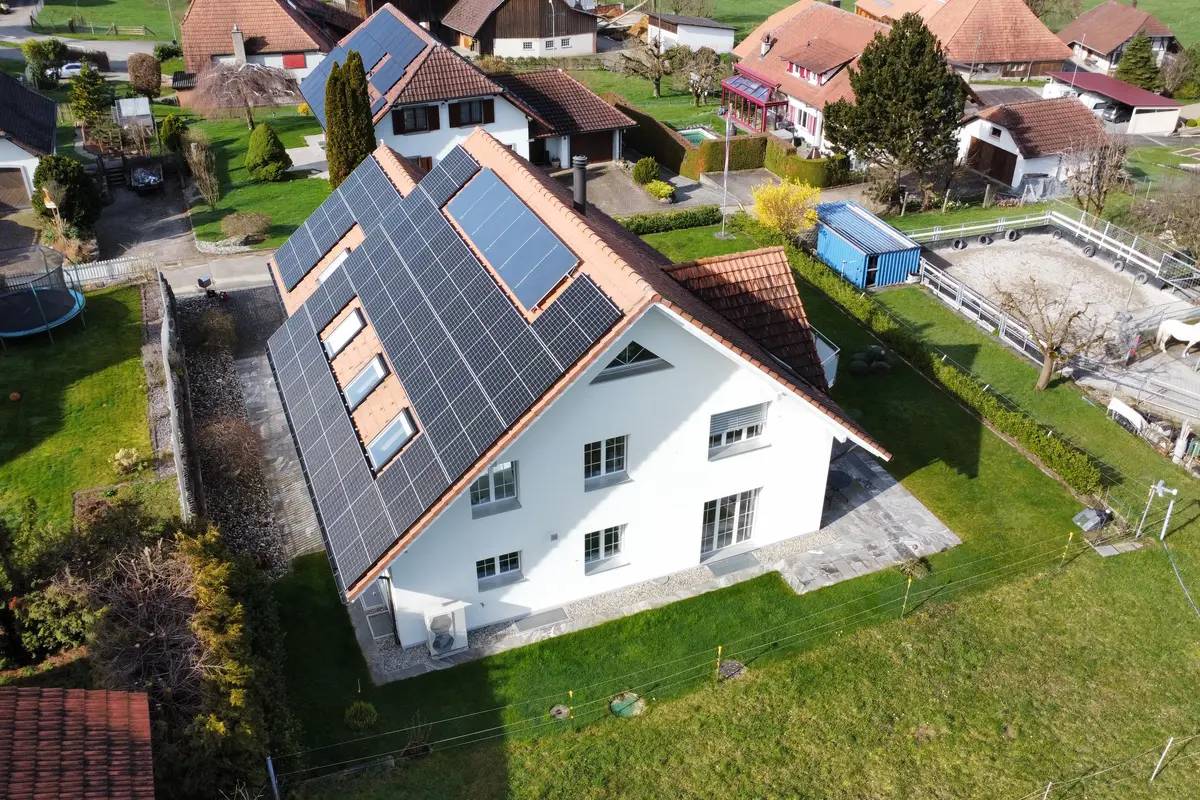 Bild rechts Referenzprojekt Lüterswil Photovoltaikanlage & Solarthermieanlage
