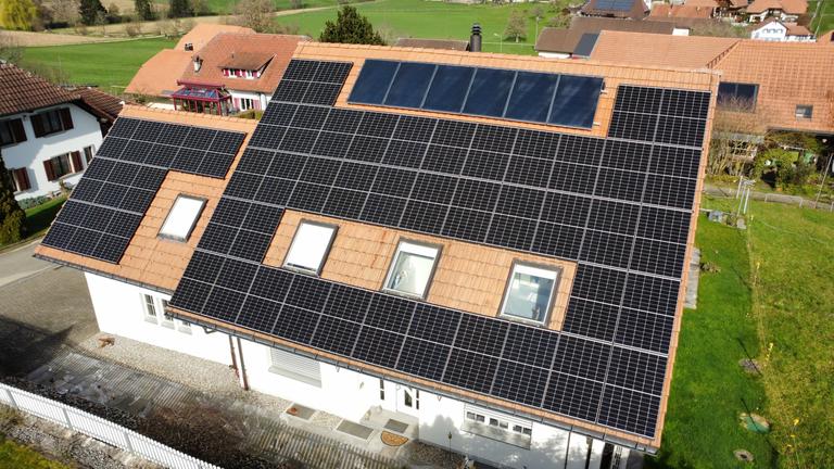Banner Referenzprojekt Lüterswil Photovoltaikanlage & Solarthermieanlage